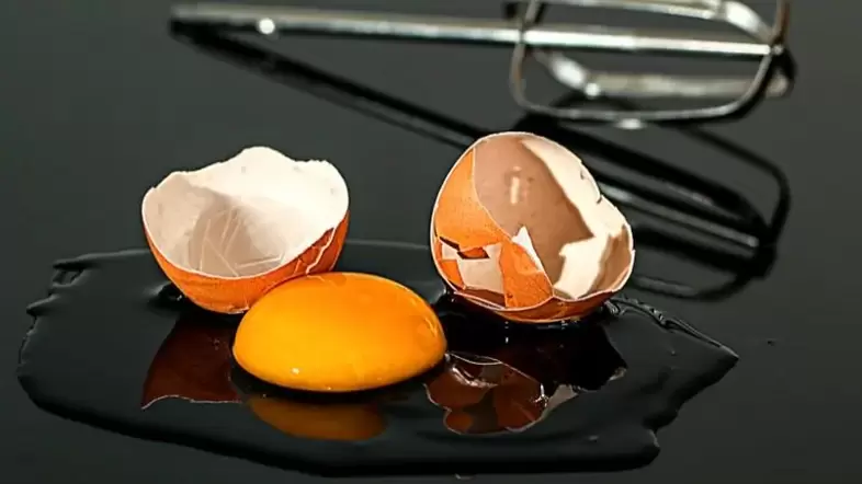 the advantages and disadvantages of raw eggs